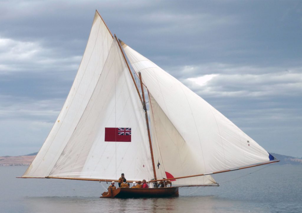 picture of a Sydney 18-footer with all sails up